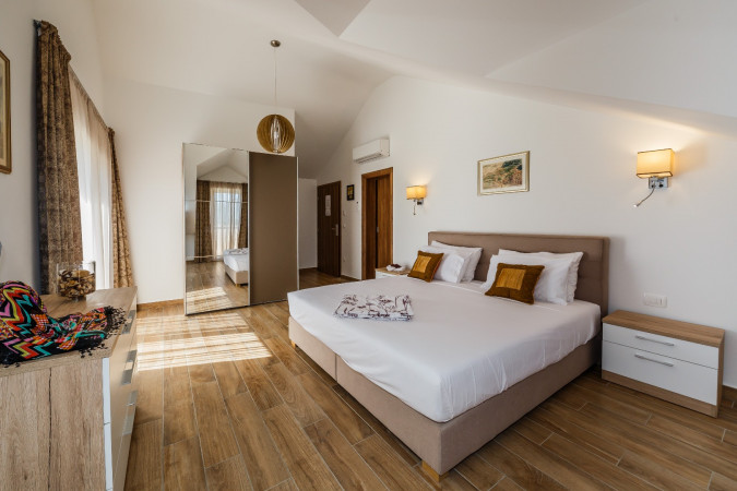 Villa Kosta is located in the suburban area of the settlement of Rudine, Spacious Villa 5 bedroom en-suite shower rooms with pool Rudine, Kaštel Novi